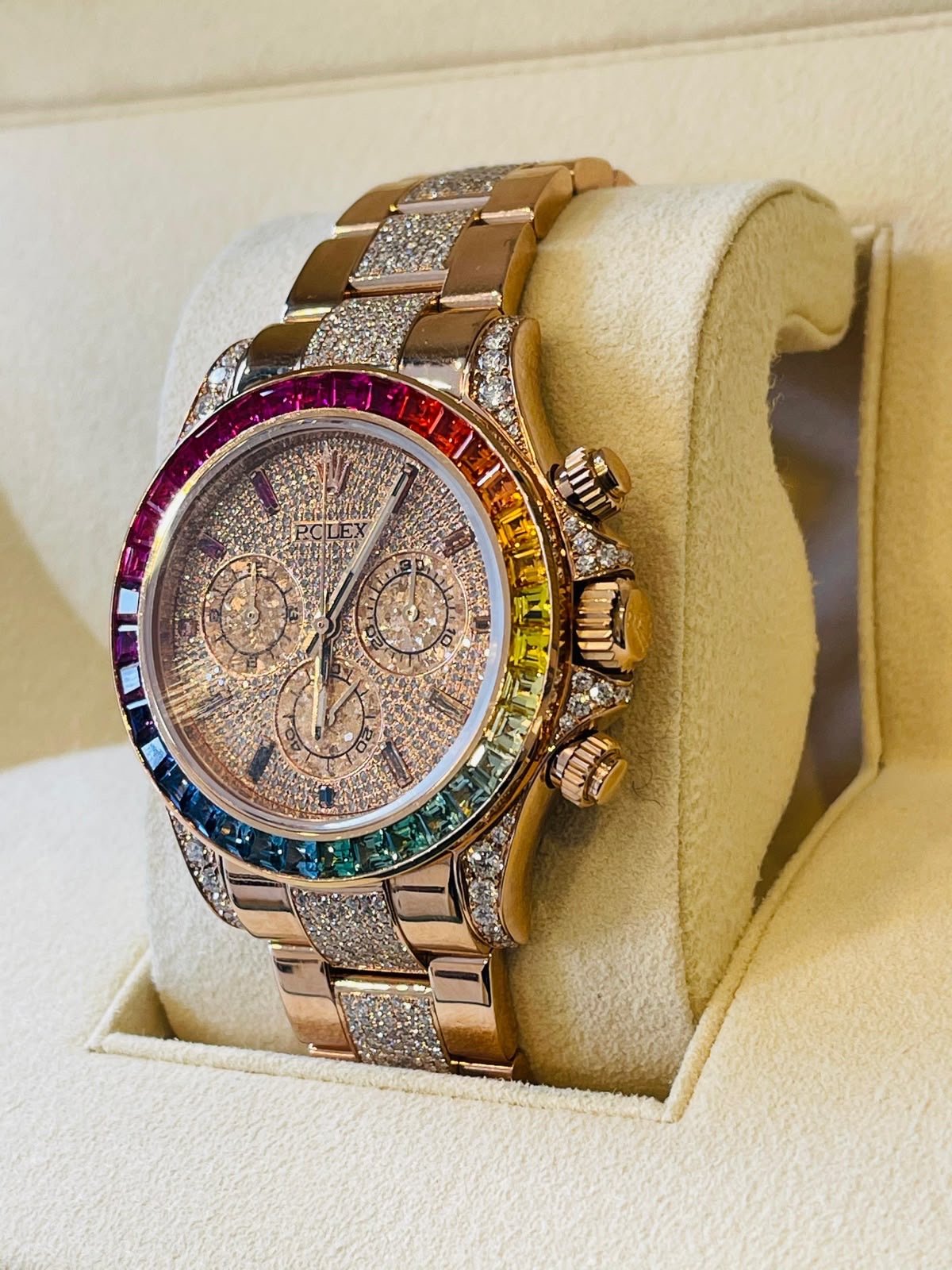 Goldener Chronograph mit Diamantbesatz auf hellem Uhrenkissen